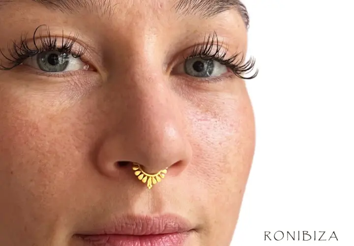 Piercing co to znaczy? Poznaj definicję, historię i zasady bezpieczeństwa.
