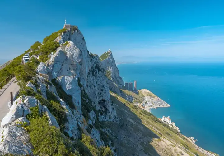 Widok na Gibraltar z góry, z widocznymi budynkami i morzem. Idealne miejsce na loty widokowe.