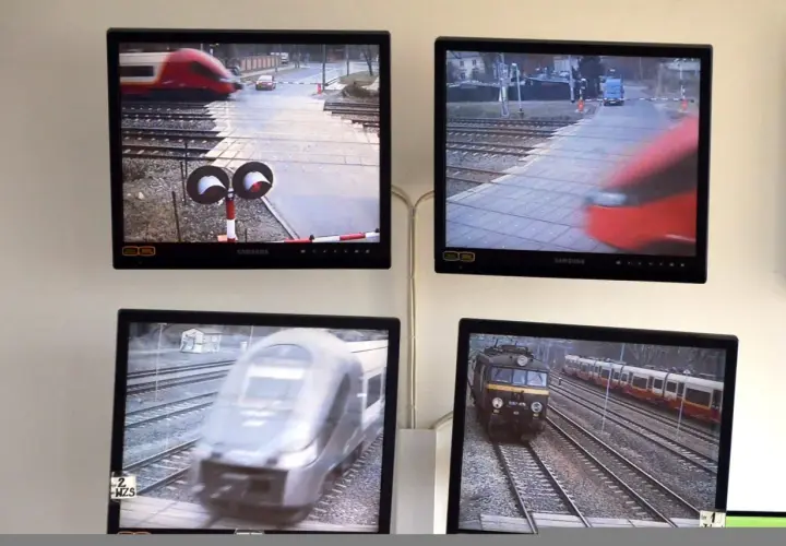 Cztery monitory pokazują przejazdy kolejowe i pociągi w ramach monitoringu PKP.