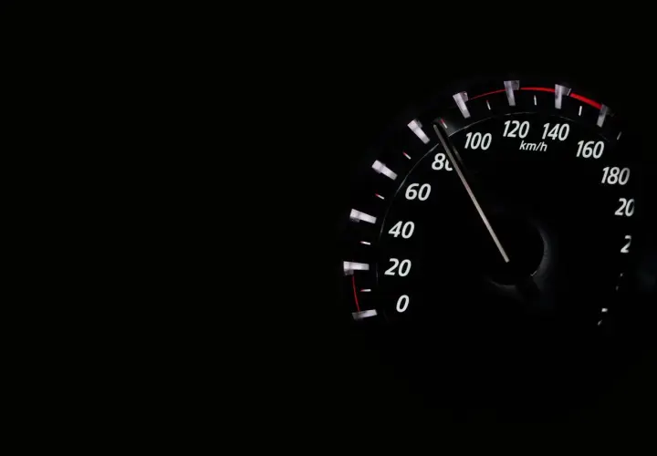 Prędkościomierz pokazuje 110 km/h. To przekroczenie prędkości o 30 km/h w strefie ograniczenia do 80 km/h.