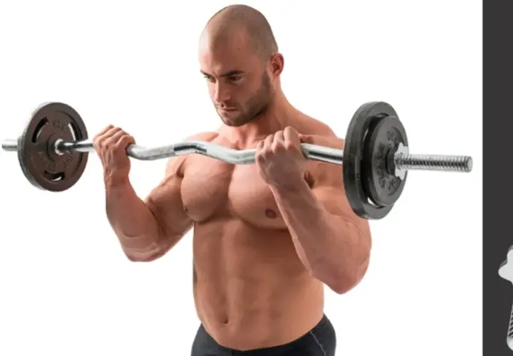 Mięśniowy mężczyzna ćwiczy z gryfem łamanym, budując biceps. Po bokach widoczne detale gryfu.