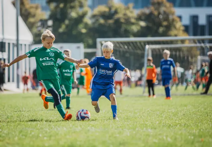 Zwei junge Fußballer im Wettkampf, die DFB Talente zeigen ihr Können auf dem grünen Rasen.