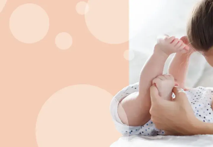 Delikatna pielęgnacja dla noworodka z suchą skórą. Mama całuje dziecko, troszcząc się o jego delikatną cerę.