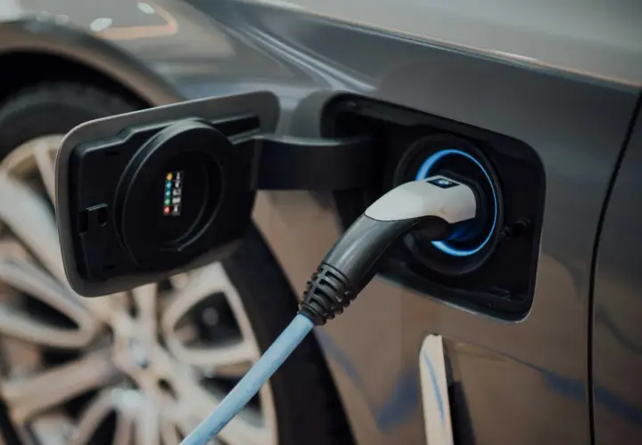 Prise de recharge d'une voiture électrique, le câble bleu est branché, prêt à alimenter les batteries.