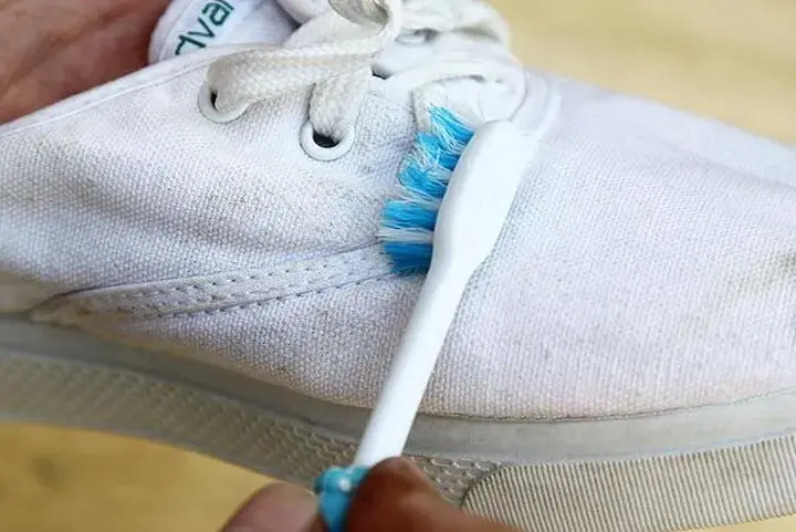 Cómo limpiar zapatos de tela: recupera su brillo sin dañarlos