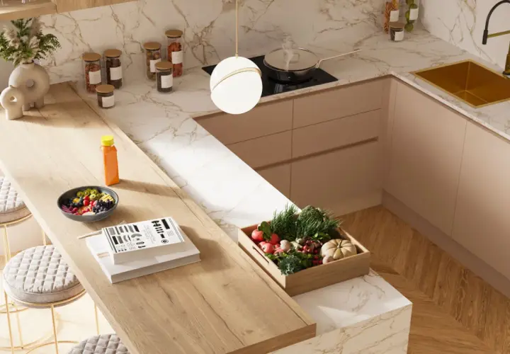 Un angolo cucina moderno con un piano cucina fai da te in legno, sgabelli imbottiti, frutta fresca e verdure in una cassetta.