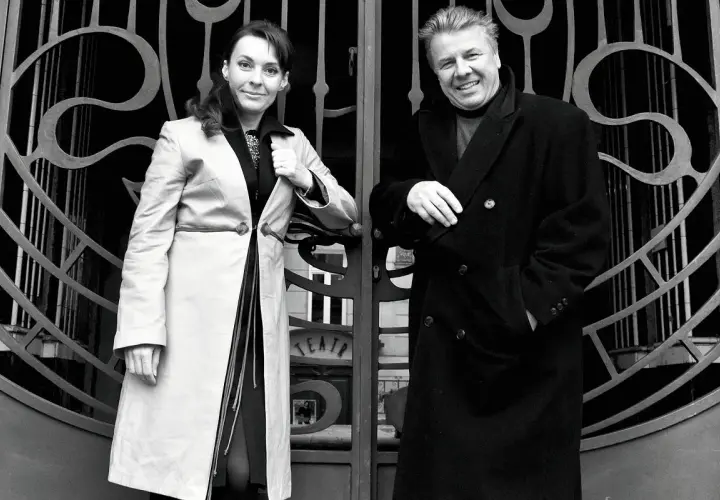 Założyciel Teatru Kamienica, Andrzej Grabowski, z żoną Anną Grabowską przed wejściem do teatru.