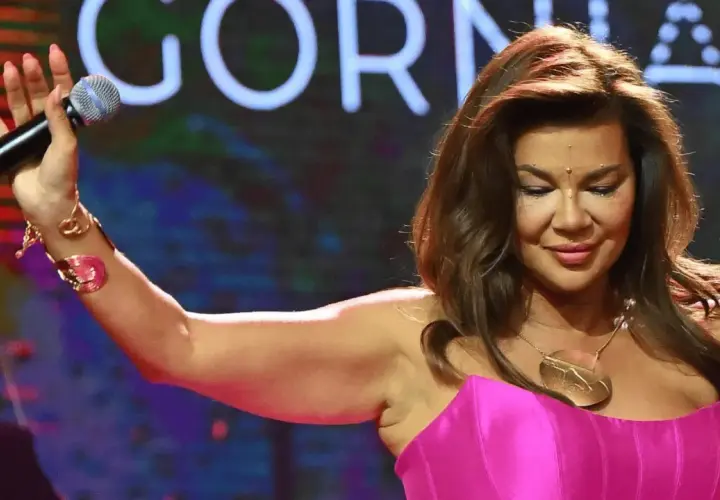 Edyta Górniak przytyła, ale nadal zachwyca na scenie w różowej kreacji, trzymając mikrofon.