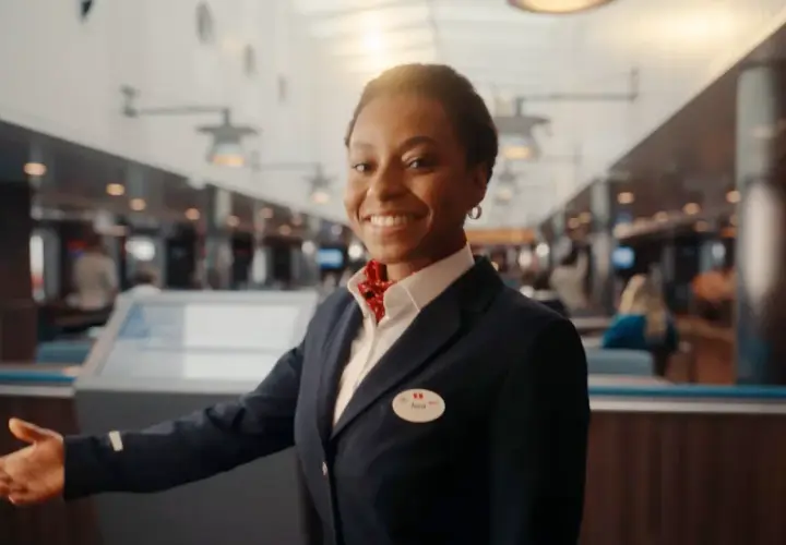 Uśmiechnięta pracownica Stena Line zaprasza na pokład. Skorzystaj z kodu promocyjnego Stena Line i rozpocznij podróż!