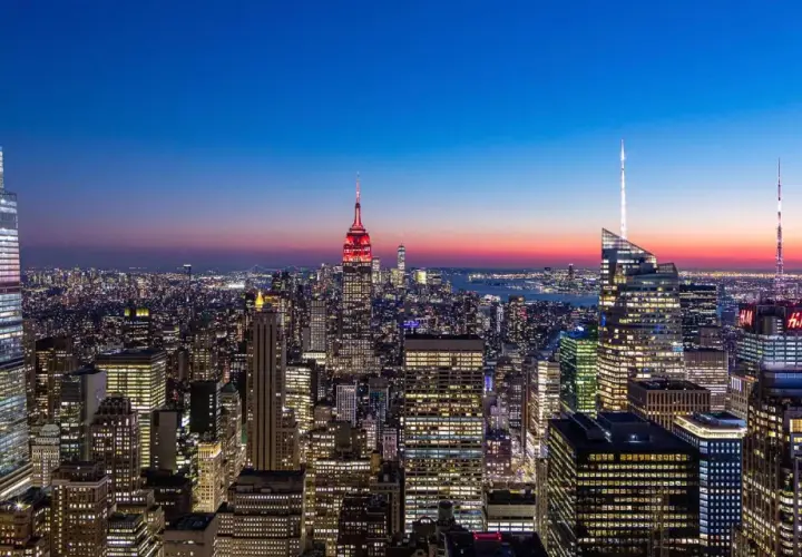 New York bei Nacht: Skyline mit Empire State Building und vielen Lichtern. Was muss man in New York gesehen haben? Diese Aussicht ist ein Muss!