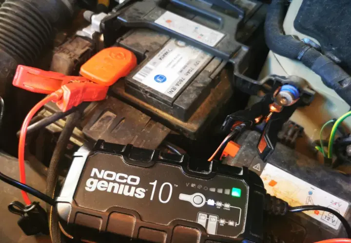 Ładowarka NOCO Genius 10 podłączona do akumulatora samochodowego. Tak, można ładować akumulator podłączony do samochodu.