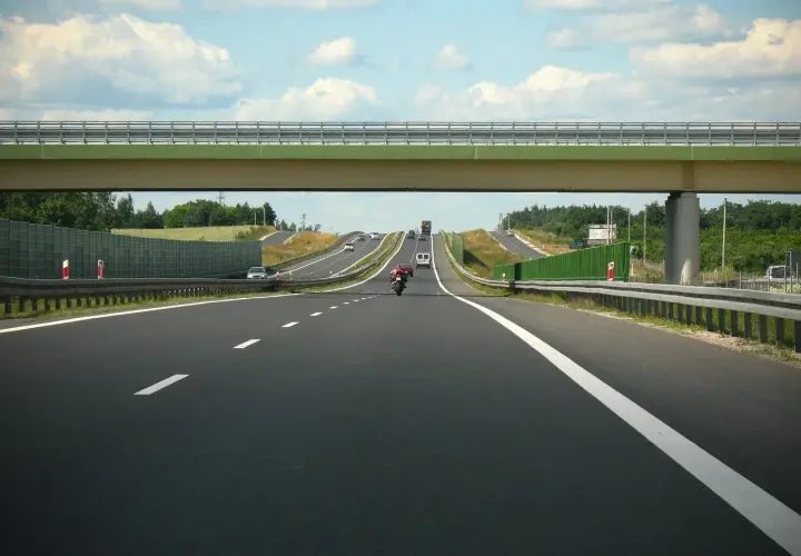 Autostrada w Niemczech, pod wiaduktem, z ruchem samochodowym. Zastanawiasz się, ile kosztuje km autostrady w Niemczech?
