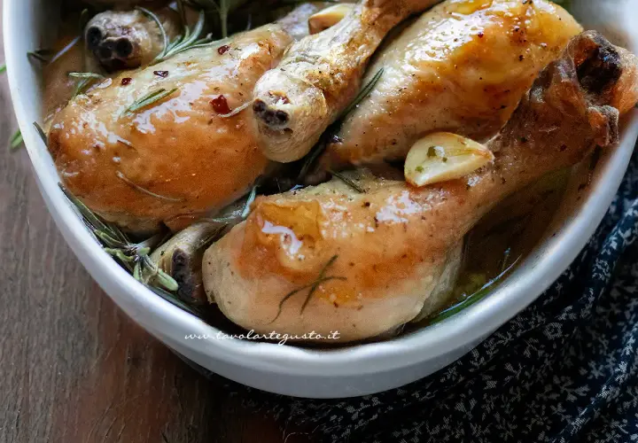 Fusi di pollo succulenti in una teglia, profumati al rosmarino e aglio. Perfetti per ricette sfiziose e un pranzo gustoso.