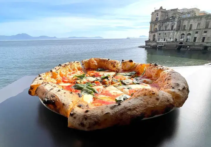 Pizza napoletana con vista sul mare e Castel dell'Ovo. Un assaggio delle migliori pizzerie Napoli.