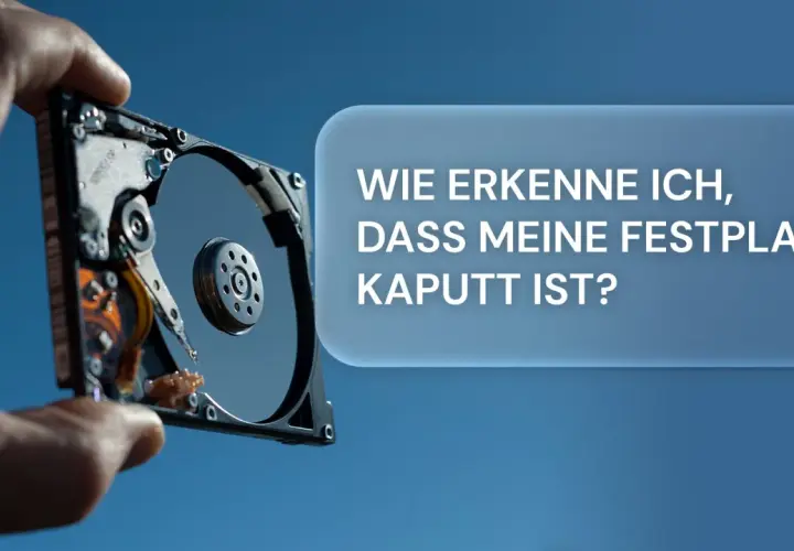 Hand hält defekte Festplatte. Text: "Wie erkenne ich, dass meine Festplatte kaputt ist?" - typische festplatte defekt symptome.