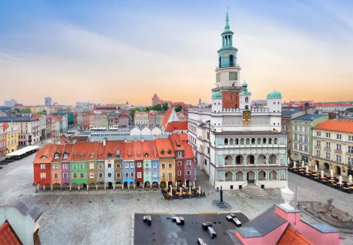 Poznański Rynek, jeden z najpiękniejszych rynków w Polsce, z kolorowymi kamieniczkami i renesansowym ratuszem.