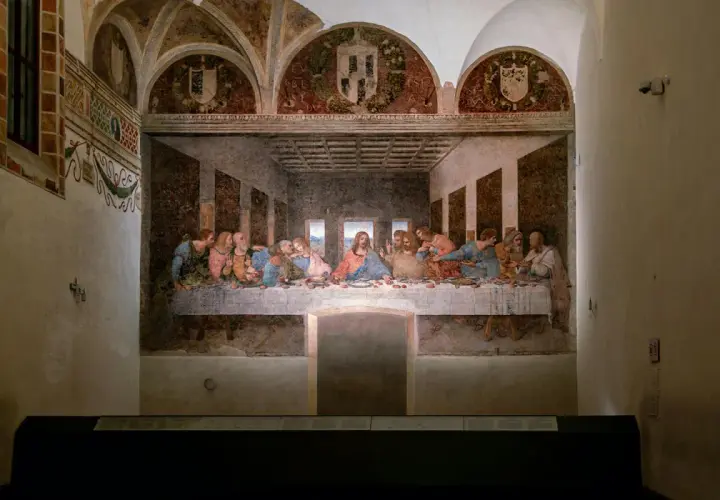 Das letzte Abendmahl, ein Meisterwerk, zeigt Jesus und seine Jünger am Tisch. Die Szene ist voller Emotionen und Dramatik.