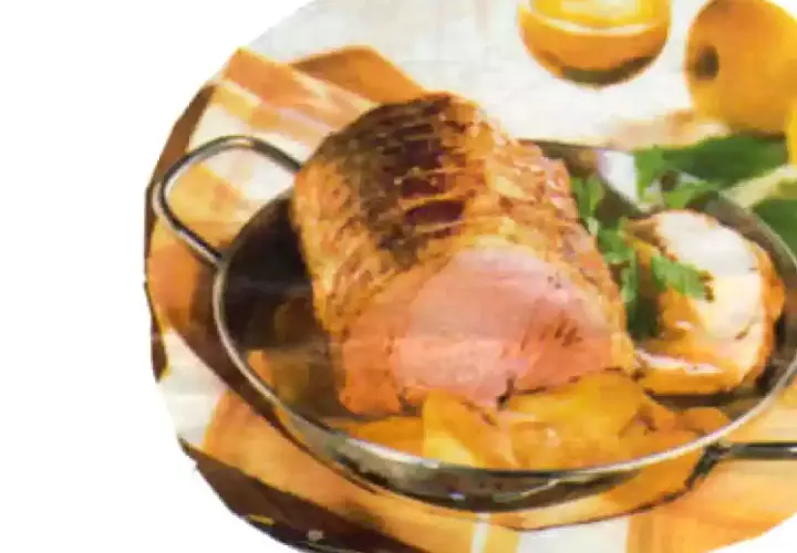 Un rôti de porc aux pommes, doré et juteux, servi dans un plat avec des quartiers de pommes et des herbes fraîches.