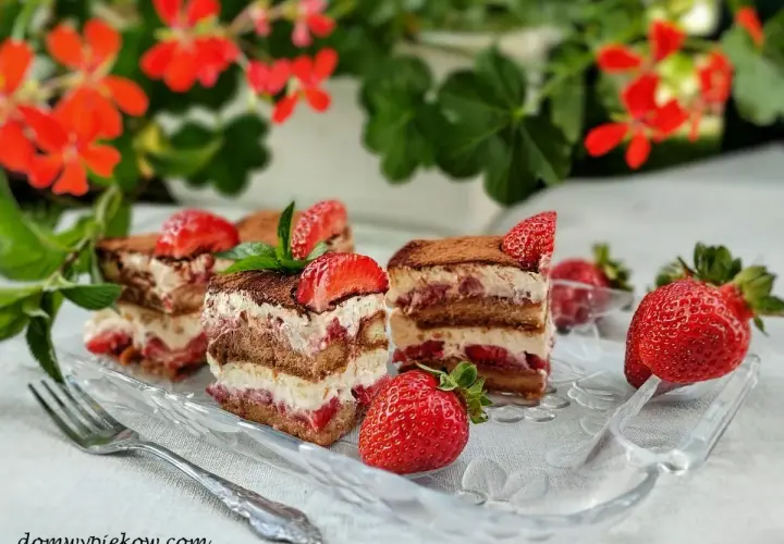 Pyszne tiramisu truskawkowe przepis na deser pełen lata. Świeże truskawki i kremowy ser tworzą idealne połączenie.