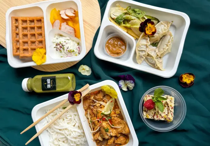 Różnorodne dania z cateringu: gołąbki, kurczak, makaron ryżowy, deser. Czy catering się opłaca? Wygląda na to, że tak!