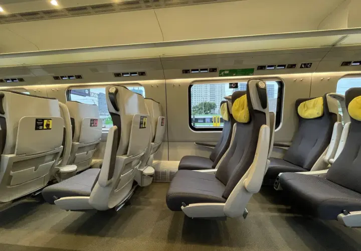 Wygodne fotele w Pendolino 2 klasą, co w cenie biletu. Czekają na pasażerów, by podróż była komfortowa.