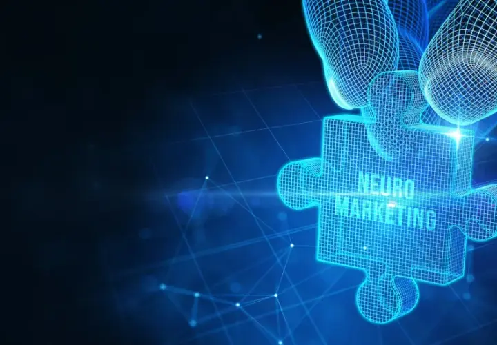 Cyfrowa łamigłówka z napisem "NEURO MARKETING" w technologii siatkowej, trzymana przez dłoń.