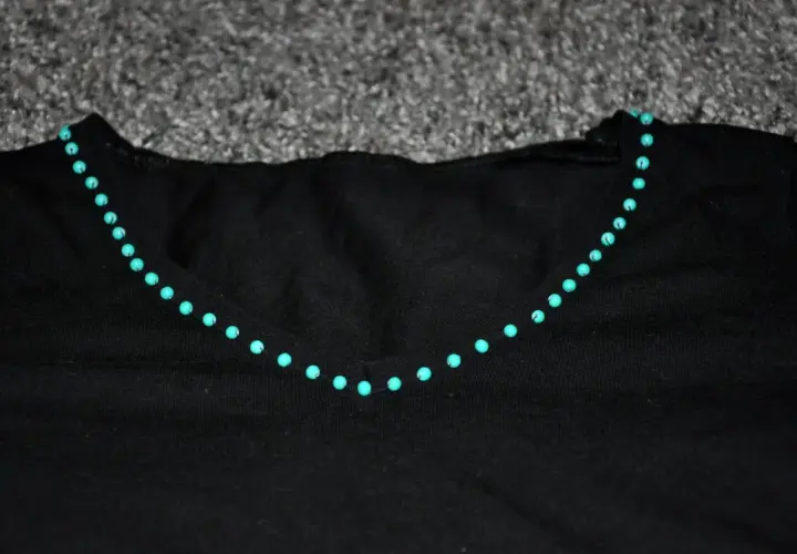 Ozdabianie bluzki koralikami: DIY krok po kroku. Stwórz unikalny styl!