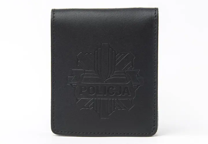 Czarne, skórzane etui na legitymację z wytłoczonym godłem Policji. Zapewnia skuteczną ochronę dokumentu.