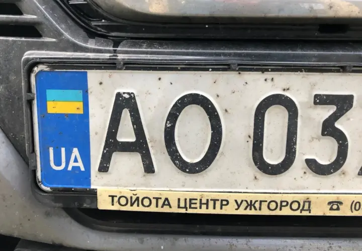 Ukraińska rejestracja UA AO 037 z flagą Ukrainy. Widoczny napis "TOYOTA CENTR UZHHOROD".