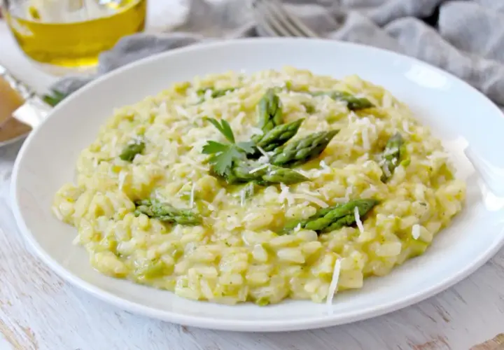 Risotto crémeux aux asperges, parsemé de parmesan. Un délice qui invite à se demander : que boire avec un risotto ?