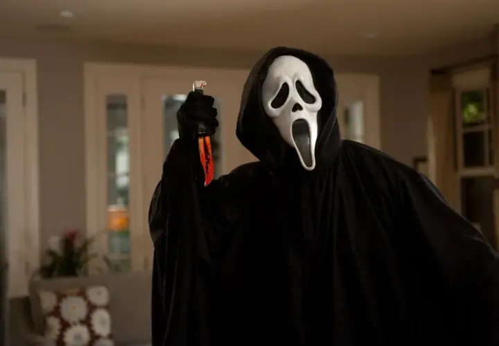 Postać w masce Ghostface z filmu "Krzyk" trzyma nóż.