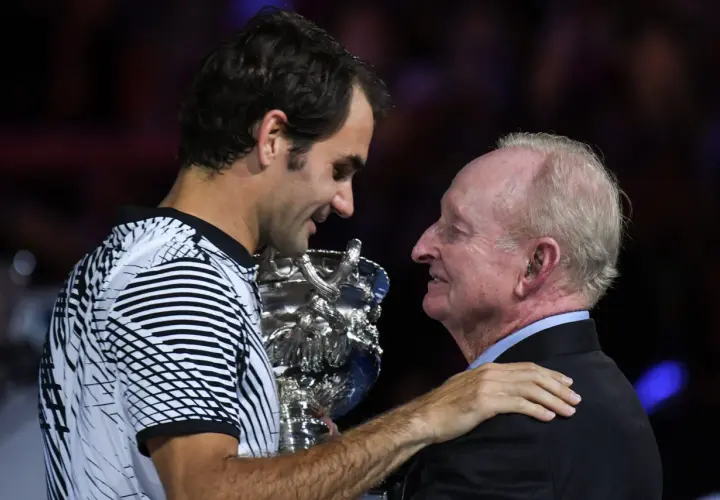 Tenisista Federer z pucharem, wzruszający moment po zwycięstwie.
