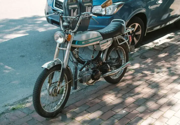 Moped Puch Magnum II plateado aparcado en la acera. ¿Se puede matricular una moto sin papeles?