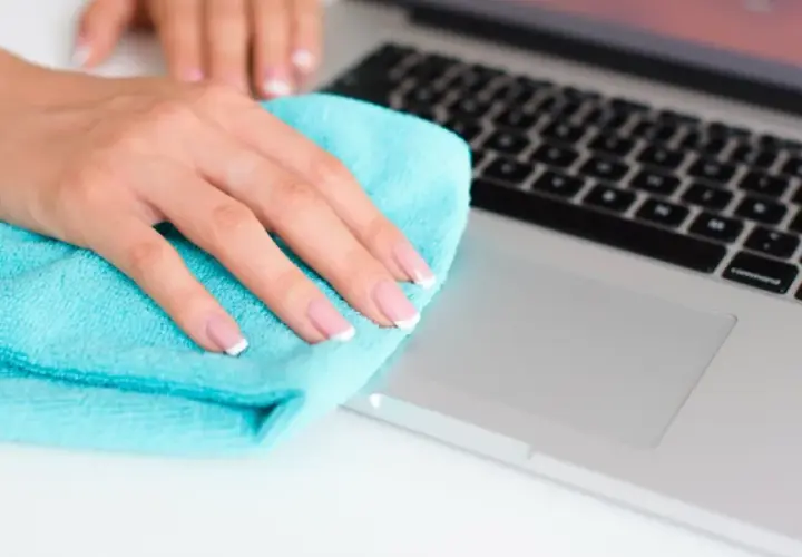 Czym czyścić laptop, aby uniknąć uszkodzeń i zachować jego sprawność