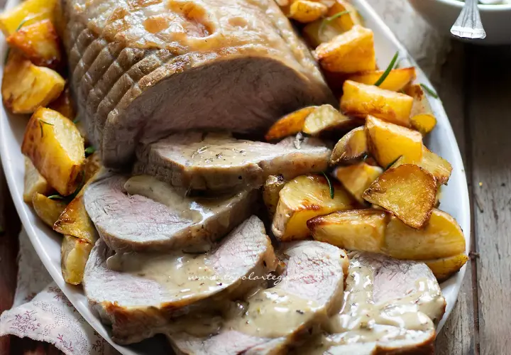 Arrosto di vitello morbido con patate arrosto e un delizioso sughetto.