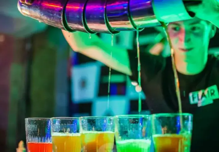 Barman co robi? Odkryj tajniki pracy barmana i jego obowiązki