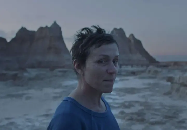 Frances McDormand in Nomadland, una recensione che cattura la solitudine e la resilienza.