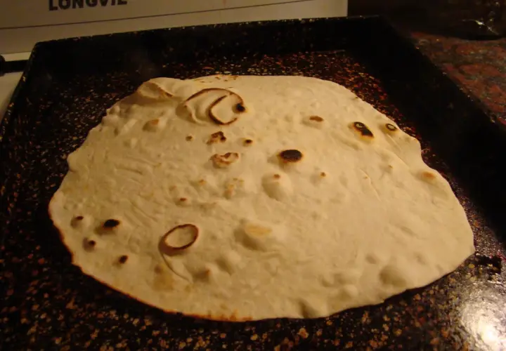 Tortillas de harina dorándose en una sartén.