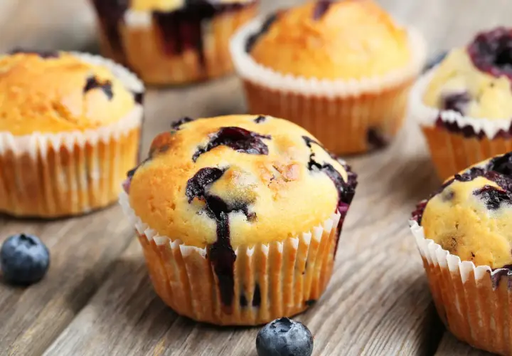 Frisch gebackene Blaubeermuffins mit saftigen Blaubeeren, perfekt für ein einfaches Blaubeermuffins Rezept.