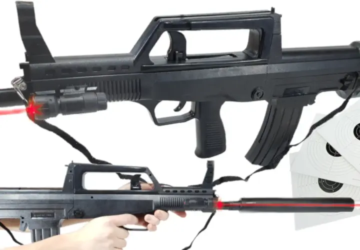 Dwa repliki karabinów ASG typu FAMAS z celowniczymi laserami i tarczami strzelniczymi.