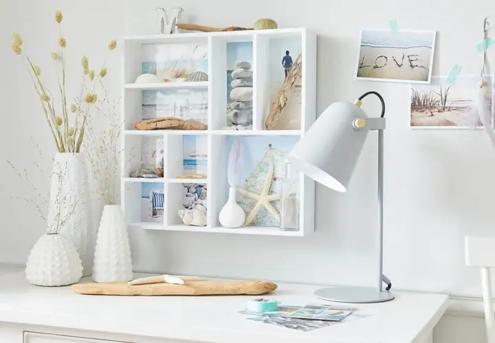 Schöne Setzkasten Ideen mit maritimen Deko-Elementen wie Muscheln, Treibholz und Fotos vom Strand.