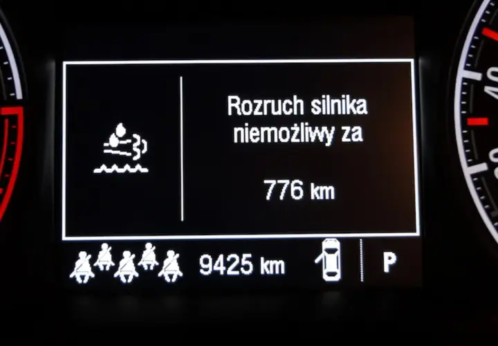 Co się stanie jak zabraknie AdBlue? Silnik nie uruchomi się za 776 km. Ikona symbolizująca płyn i fale ostrzega.