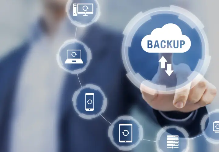 Dedo toca ícono de nube con "BACKUP". Íconos de PC, laptop, móvil, tablet y reloj conectados, simbolizando backup continuo.