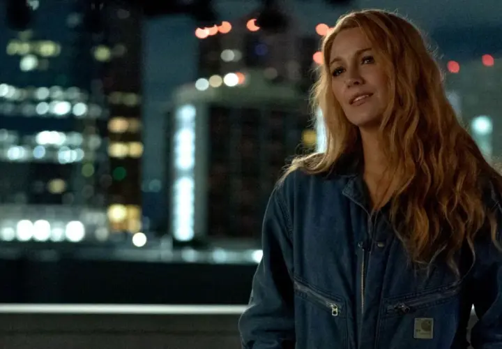 Lily (Blake Lively) w dżinsowym kombinezonie na tle nocnego miasta. To właśnie ona tworzy obsadę filmu "It Ends With Us".