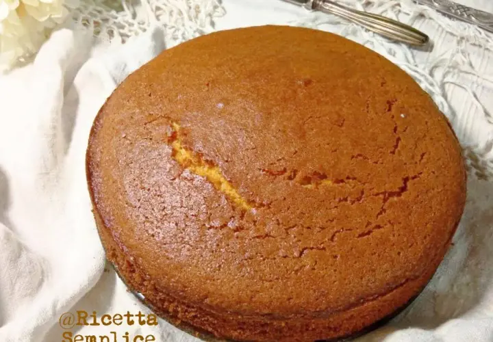 Una soffice torta per colazione, dorata e invitante, pronta per essere gustata.