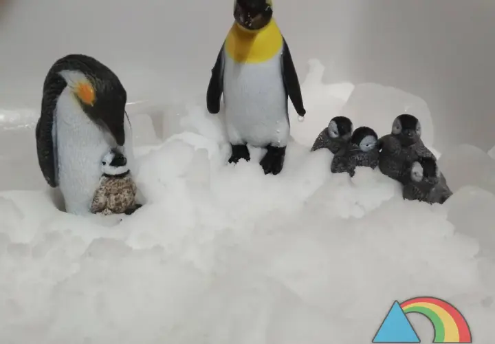 Figuras de pingüinos en la nieve, una familia reunida. Parece que llega el invierno y se preparan para el frío.