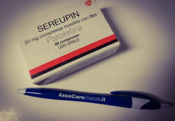 Scatola di Sereupin (paroxetina) 20 mg, 28 compresse. La paroxetina a cosa serve? Utile per trattare ansia e depressione. Penna AssoCareNews.it.
