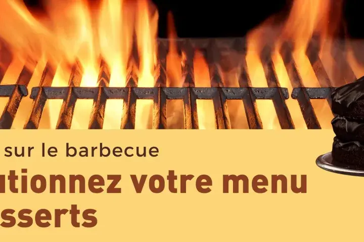 Gâteau au chocolat glacé sur un barbecue enflammé, prêt pour un dessert au feu de bois.