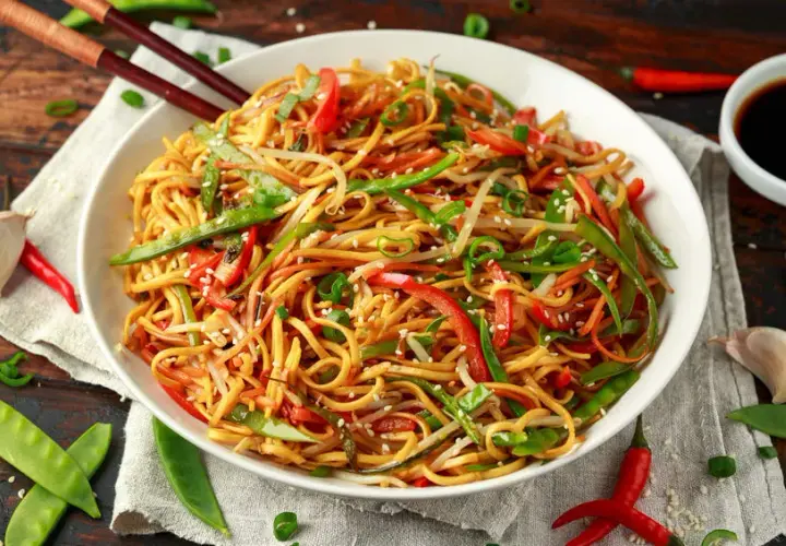 Chow mein: Gdzie kupić makaron i sosy? Sklepy, online, ceny!