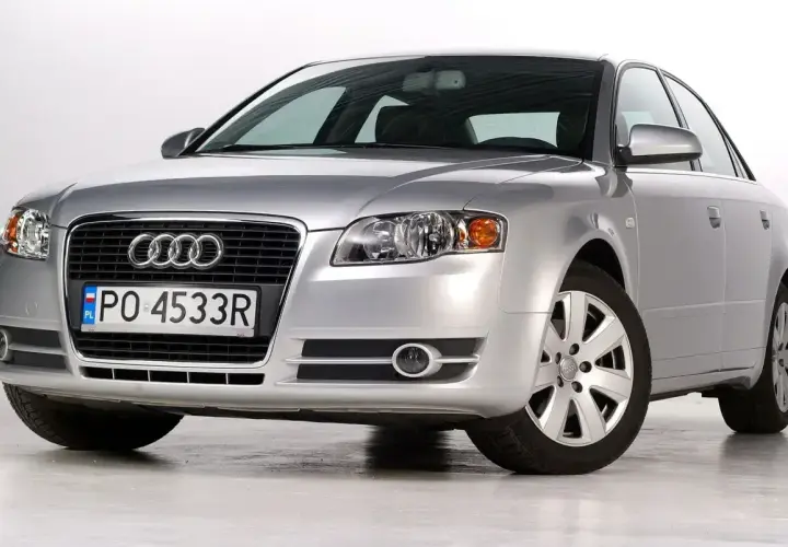 Srebrne Audi B7 z polskimi tablicami PO 4533R prezentuje się elegancko na białym tle.